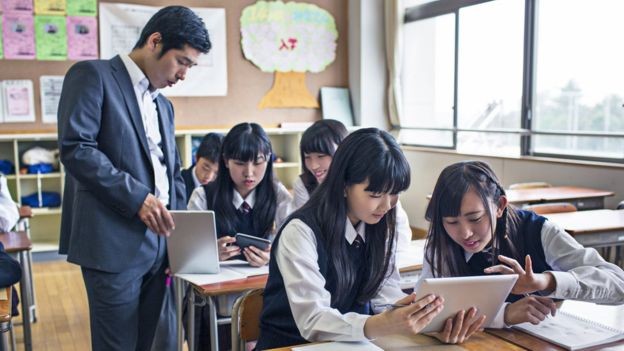 No Japão, existe um currículo nacional e um livro didático único, mas os professores de diferentes escolas participam na elaboração do material. No Brasil, não existe um currículo nacional, apenas diretrizes para o ensino fundamental (Foto: XAVIERARNAU/GETTY IMAGES via BBC News Brasil) No Japão, existe um currículo nacional e um livro didático único, mas os professores de diferentes escolas participam na elaboração do material. No Brasil, não existe um currículo nacional, apenas diretrizes para o ensino fundamental (Foto: XAVIERARNAU/GETTY IMAGES via BBC News Brasil)