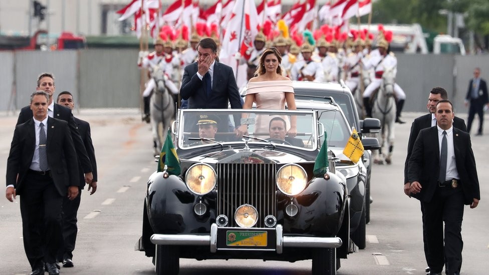 Jair Bolsonaro e Michelle Bolsonaro no Rolls-Royce presidencial na cerimônia de posse (Foto: Reuters via BBC)