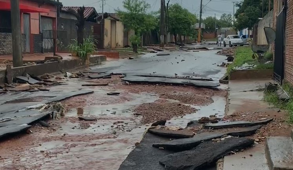 O asfalto na rua 12 de outubro, na Vila Aurea, foi arrancado. — Foto: Martim Andrada/TV MOrena