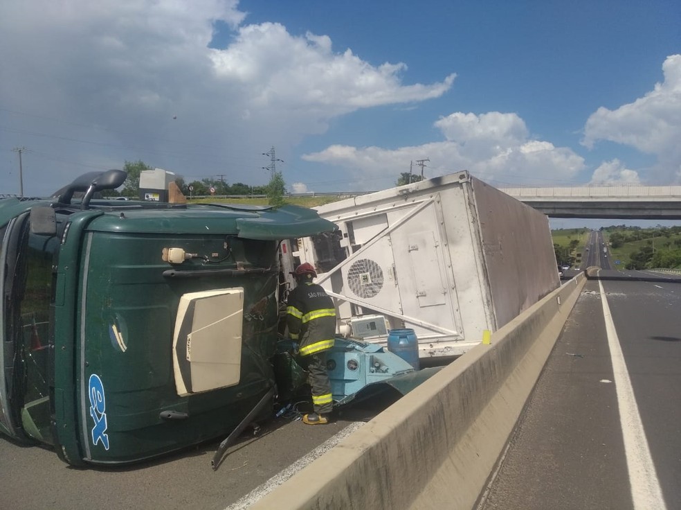 Carreta tombou na Rodovia Raposo Tavares (SP-270), em Presidente Venceslau — Foto: Polícia Militar Rodoviária