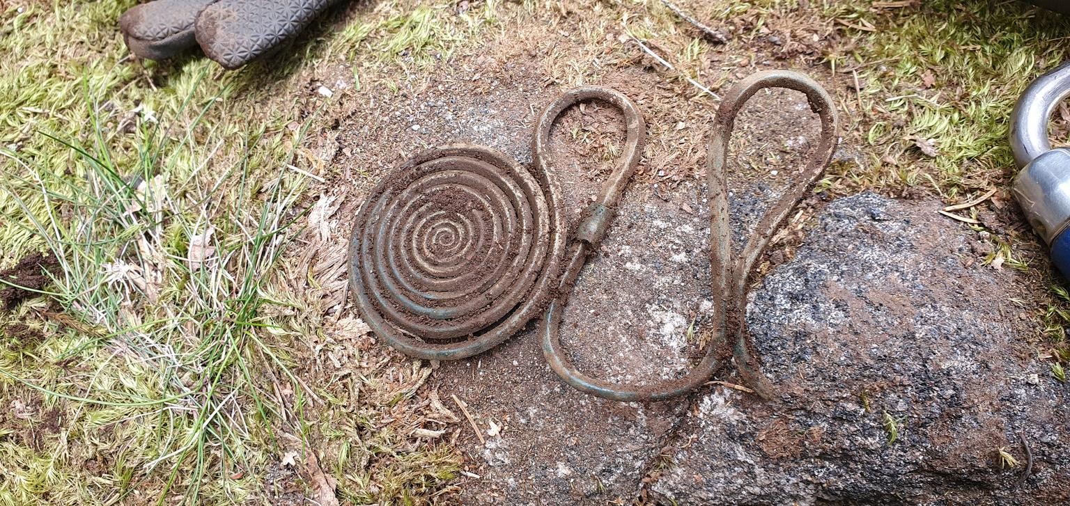 Fivela em espiral encontrada pelos arqueólogos na Suécia (Foto: Mats Hellgren)