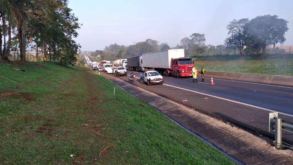 Trânsito precisou ser parcialmente interditado em Santa Cruz do Rio Pardo — Foto: IBTV