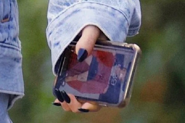 A foto de Machine Gun Kelly de cueca na tela de bloqueio do celular de Megan Fox (Foto: Instagram)