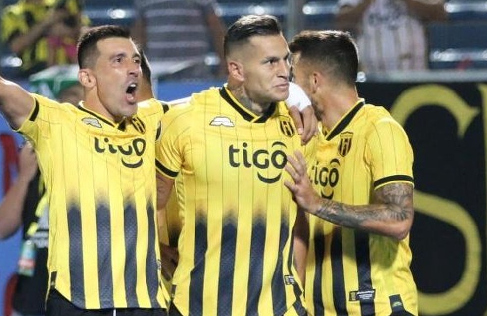 Bobadilla (meio) fez 14 gols pelo Guaran� desde 2020 � Foto: Divulga��o (Twitter Guaran�)
