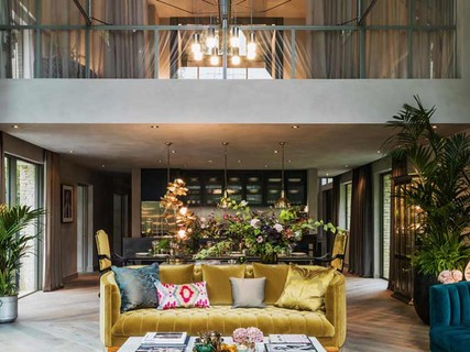 A sala da casa de campo, uma colaboração de Kate Moss com o designer e amigo John Hitchcox