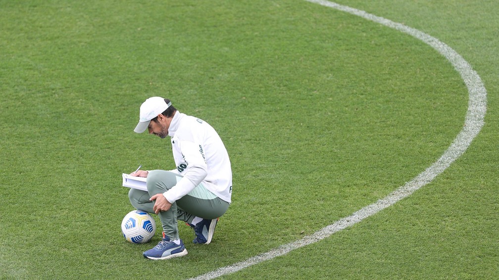 Abel Ferreira durante treino do Palmeiras na Academia de Futebol — Foto: Cesar Greco