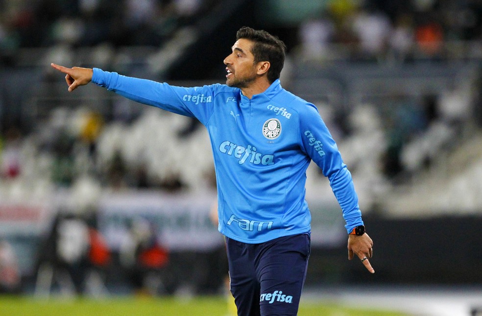 Abel Ferreira explica função de Mayke e rejeita euforia por título no Palmeiras: 