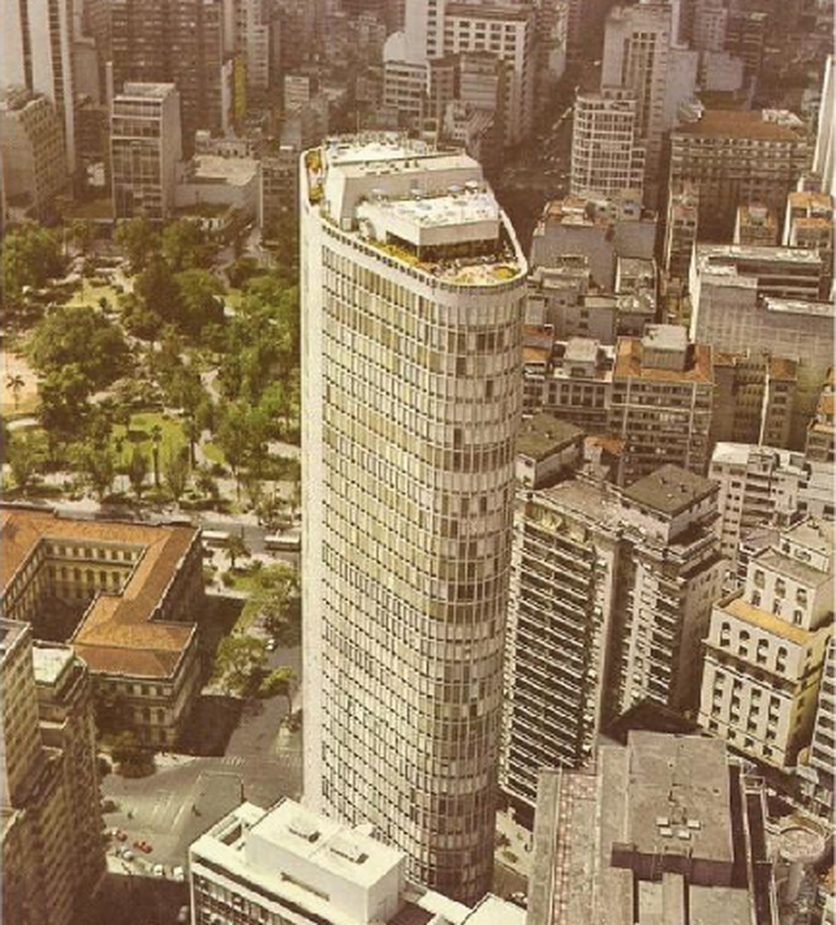 Condenado a pagar danos morais a cliente, Terraço Itália funciona em um dos prédios mais altos de São Paulo