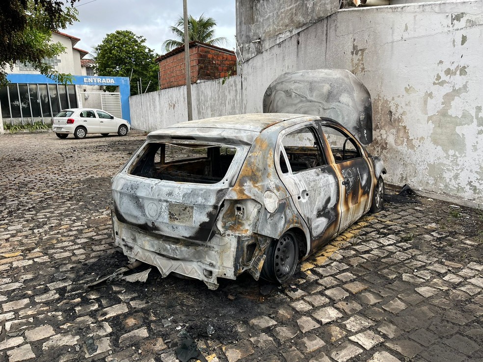 Um carro foi incendiado na garagem da Secretaria de Obras de Parnamirim — Foto: Vinicius Marinho/Inter TV Cabugi