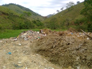 O aterro foi contruído próximo de um curso d&#39;água. (Foto: Divulgação/UPAm)