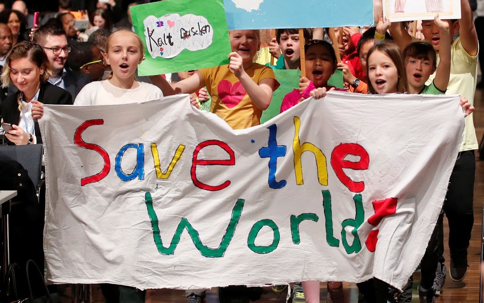 Também crianças se manifestaram em Bonn em favor do clima global (Foto: Reuters/Wolfgang Rattay)