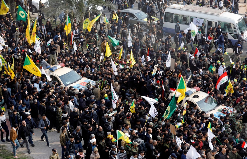 Dezenas de milhares de pessoas seguem funeral de Qassem Soleimani — Foto: Khalid al-Mousily/Reuters