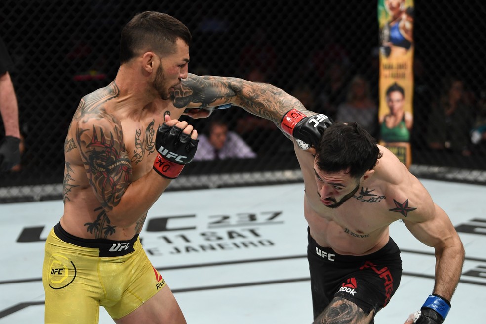 Shane Burgos (dir.) impÃ´s a quarta derrota seguida a Cub Swanson no UFC Ottawa â?? Foto: Getty Images