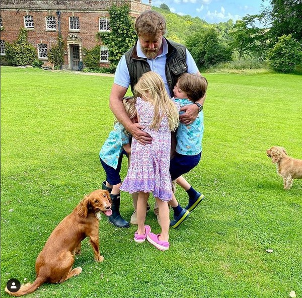 O cineasta Guy Ritchie com três dos cinco filhos (Foto: Instagram)