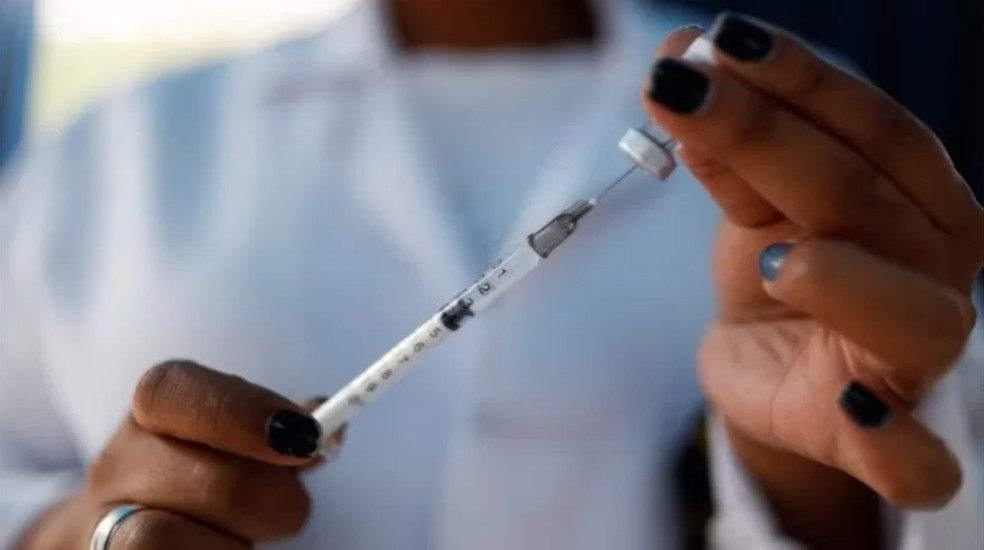 Alta adesão à vacinação é fator crucial para a relativamente mais alta proteção do Brasil contra a ômicron — Foto: Reuters via BBC