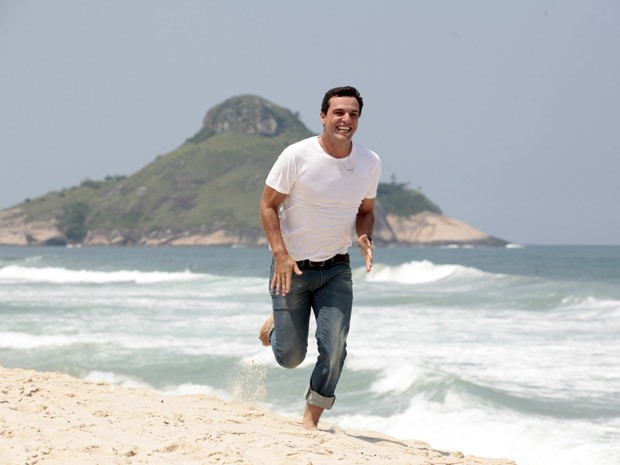 Rodrigo Lombardi grava cenas de Théo na praia (Foto: Salve Jorge/TV Globo)
