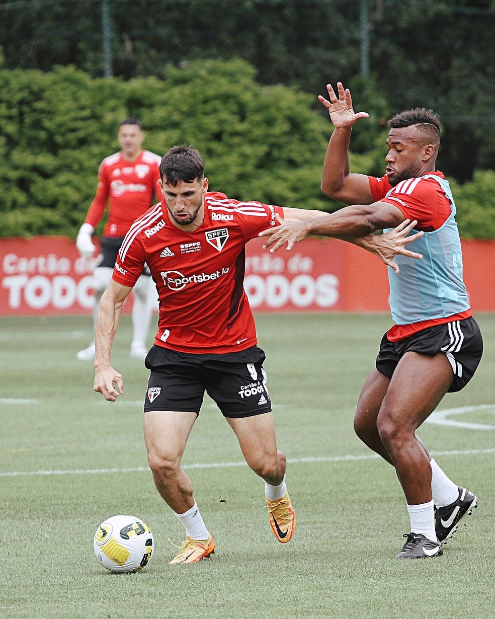 Calleri, do São Paulo, durante treino nesta sexta-feira — Foto: Divulgação