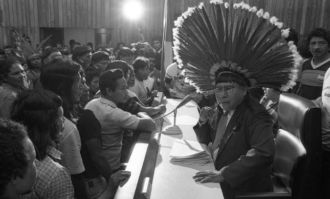 Mario Juruna presidindo encontro de povos ind&iacute;genas na C&acirc;mara, em 1984