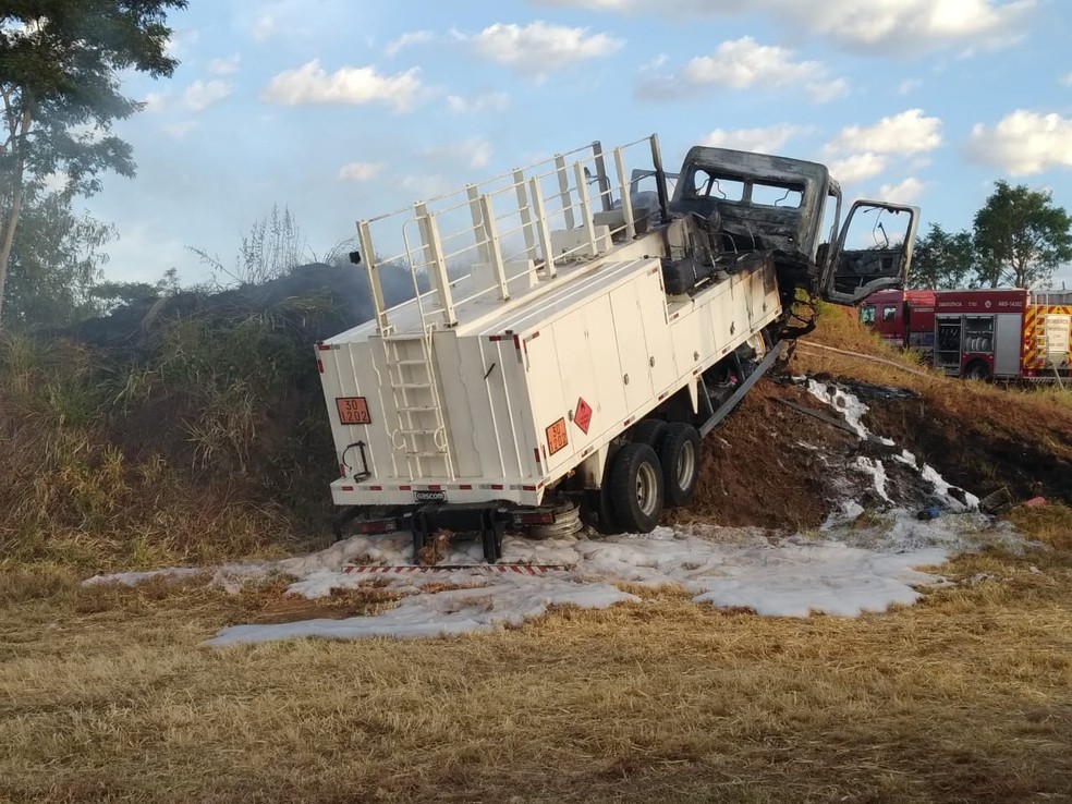 Caminhão pegou fogo após bater em um barranco, em Pacaembu — Foto: Polícia Rodoviária