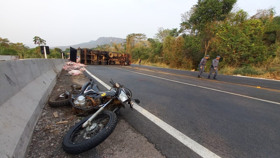 Um motocicleta, que vinha logo atrás, não conseguiu parar a tempo e bateu na traseira do caminhão. Ele foi socorrido e levado para o hospital da cidade com alguns ferimentos. — Foto: Dhyego Rodrigues/Tv Centro América 
