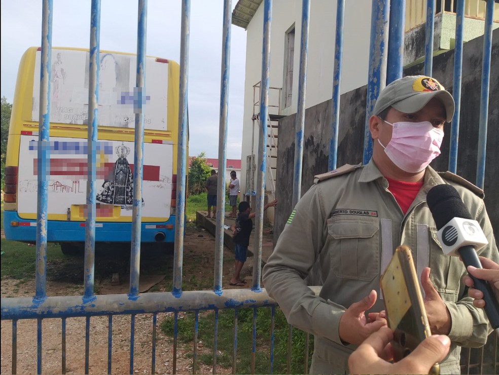 Corpo de Bombeiros retirou corpo da v?tima debaixo de ?nibus em Teresina ? Foto: L?via Ferreira/g1 PI
