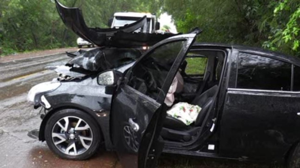 De acordo com a PRE, dois carros bateram de frente. Em seguida, um deles rodou na pista e foi atingido por um terceiro veículo (Foto: Robson Jardim/RPC)