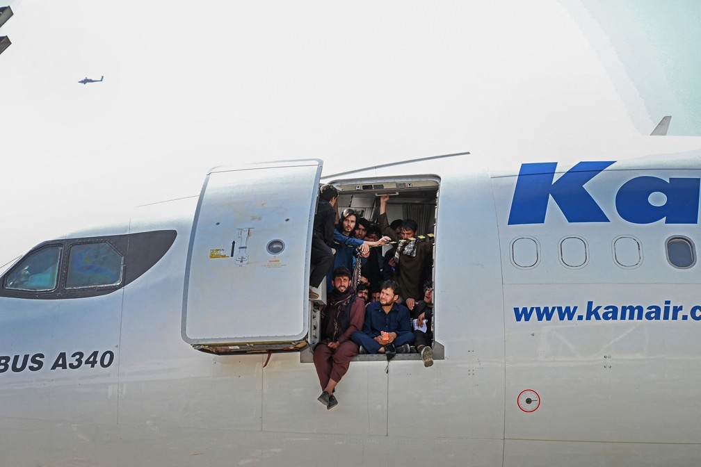 Afegãos lotam avião no aeroporto de Cabul para tentar fugir do Talibã no Afeganistão — Foto: Wakil Kohsar / AFP