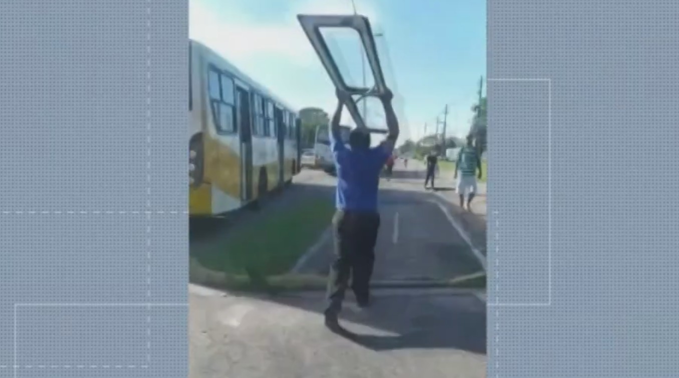 VÍDEO: porta de ônibus em movimento se desprende e atinge mulher, em Belém