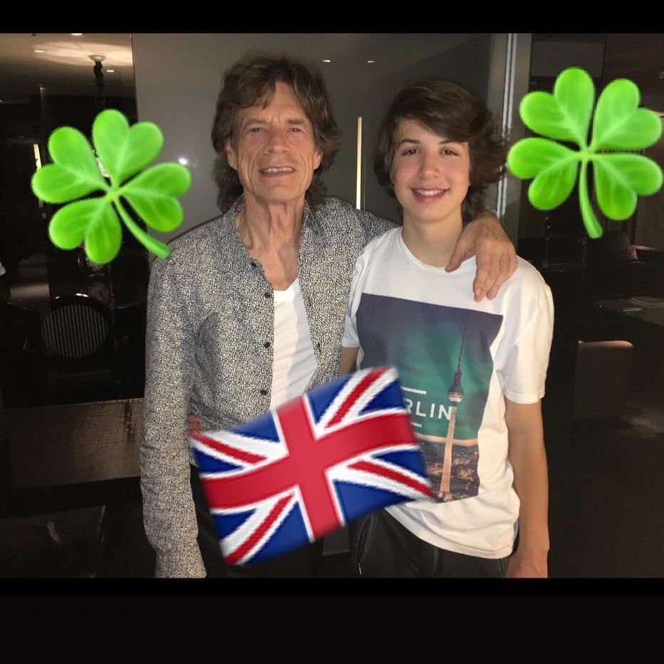 Mick Jagger e filho torcendo para a Inglaterra (Foto: Reprodução/ Instagram)
