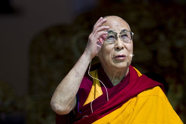 O líder espiritual Dalai Lama fala com seguidores neste domingo (6), na comemoração de seu aniversário de 79 anos  (Foto: Tsering Topgyal/AP)