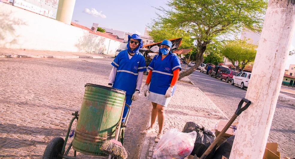 Casal também aparece nas fotos da filha que têm como cenário as ruas onde trabalham em Quixadá — Foto: Cleyton de Paula