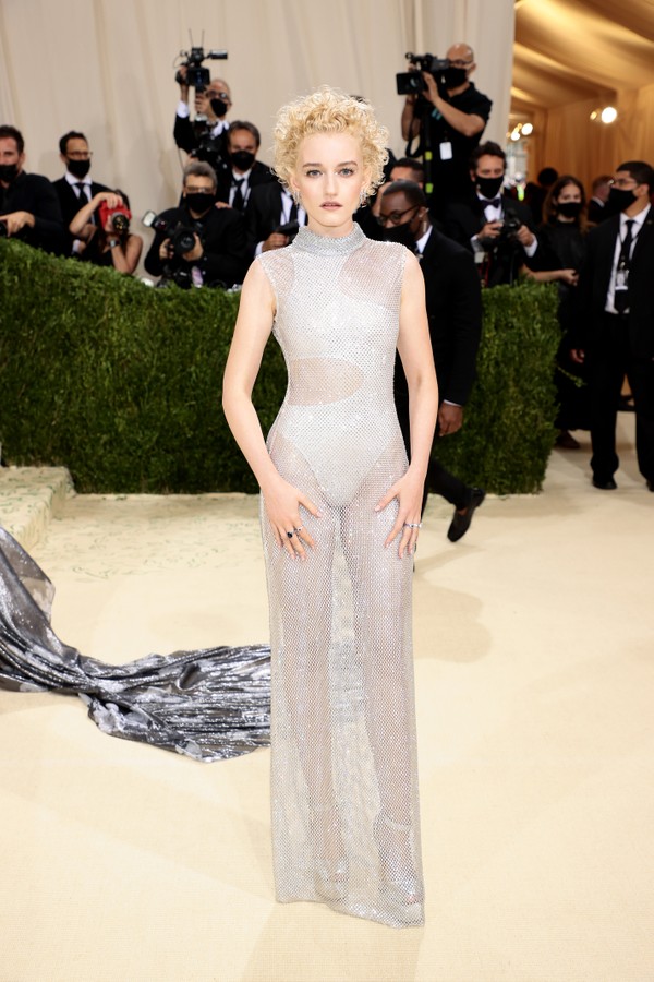 NEW YORK, NEW YORK - SEPTEMBER 13: Julia Garner attends The 2021 Met Gala Celebrating In America: A Lexicon Of Fashion at Metropolitan Museum of Art on September 13, 2021 in New York City. (Photo by Dimitrios Kambouris/Getty Images for The Met Museum/Vogu (Foto: Getty Images for The Met Museum/)