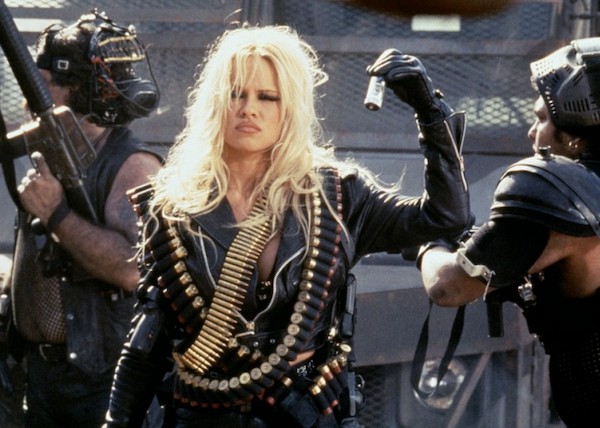 Pamela Anderson em cena de Barb Wire - A Justiceira (1996) (Foto: Reprodução)