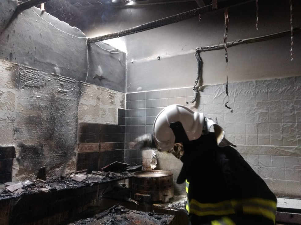 Cozinha de estabelecimento comercial em Maragogi, AL, ficou destruída por conta de incêndio — Foto: Corpo de Bombeiros/Ascom