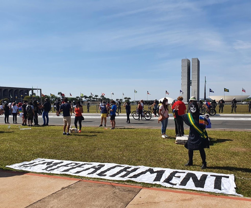 Faixa colocada no gramado, em frente ao Congresso Nacional, pede o impeachment do presidente Jair Bolsonaro, durante protesto, em Brasília — Foto: Anna Reis/ TV Globo