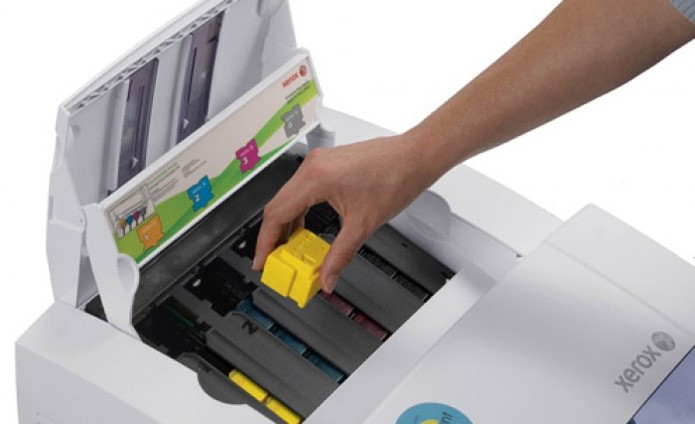 A Xerox conta com impressoras que trocam os cartuchos de tinta e toner por blocos de cera sólida (Foto: Divulgação/Xerox)