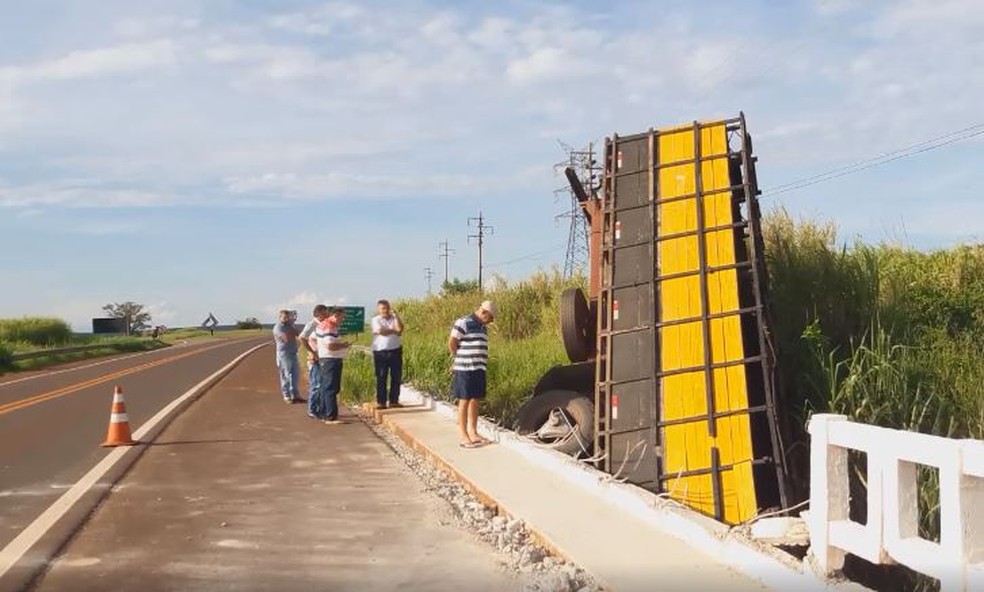 Caminhão bateu em defensa metálica e caiu de viaduto em Piraju (SP) — Foto: Expresso Piraju/Divulgação