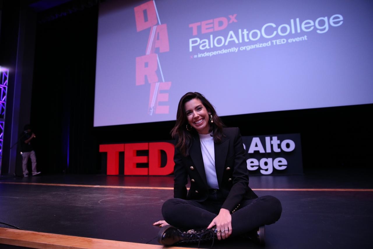 Camila Coutinho no palco de seu primeiro TED (Foto: Divulgação )