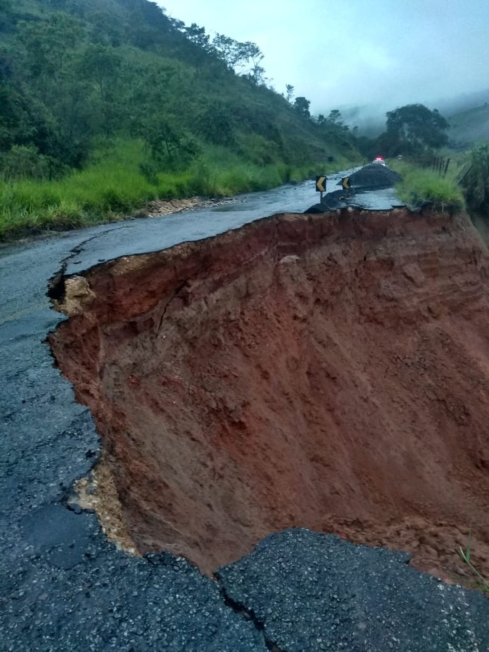 Estrada em Oliveira Fortes caiu nesta madrugada de quinta-feira (13) — Foto: PMR/Divulgação