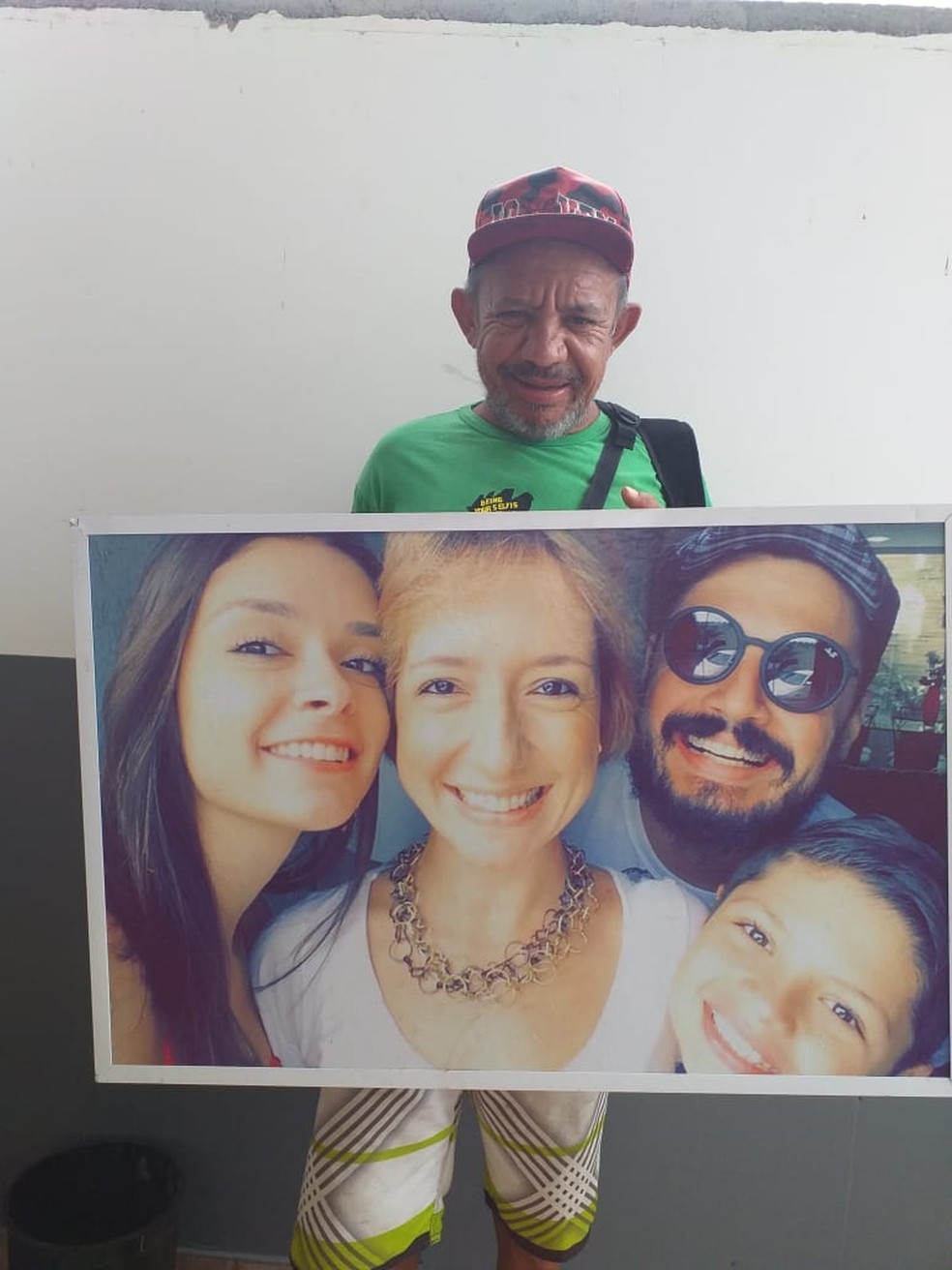 Homem encontra quadro no mar e devolve à família em Guarujá. — Foto: Arquivo Pessoal