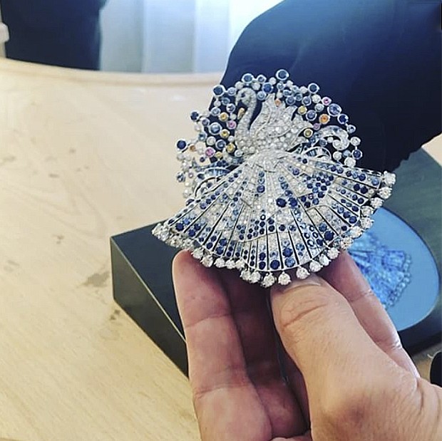 Van Cleef and Arpels - from swan to ballerina in the fingers of president and CEO Nicolas Bos (Foto: @suzymenkesvogue)