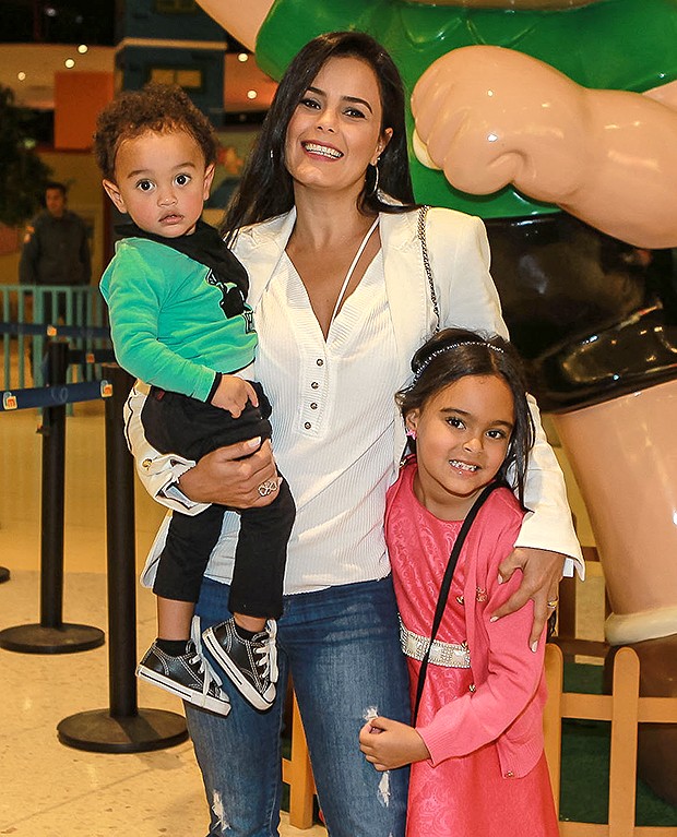 Luciele di Camargo com os filhos (Foto: Manuela Scarpa/Brazil News)