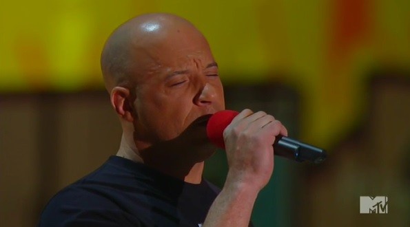 Vin Diesel canta em homenagem a Paul Walker no MTV Movie Awards (Foto: Reprodução)