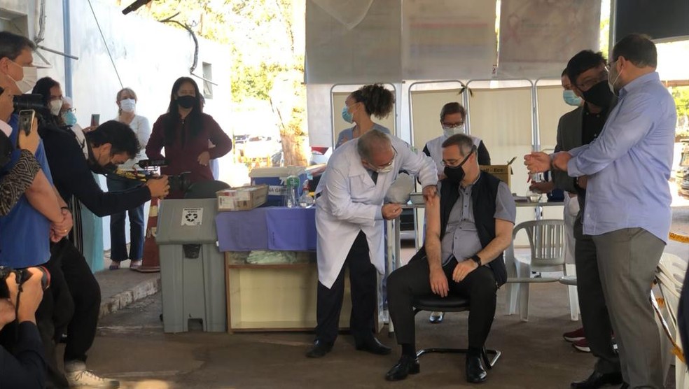 Ministro da Saúde, Marcelo Queiroga, vacina ministro da AGU, André Mendonça, contra Covid-19 — Foto: Walder Galvão/G1