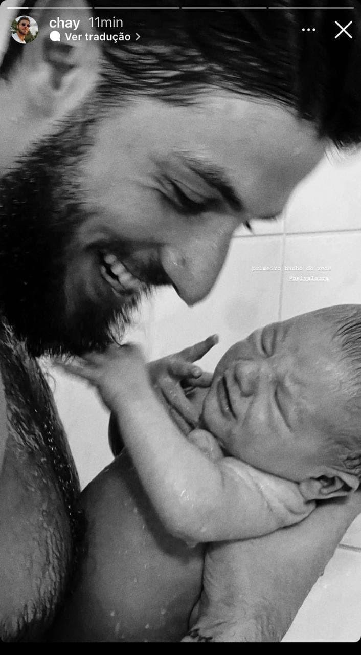 Chay Suede mostra o primeiro banho do filho, José (Foto: Reprodução / Instagram)