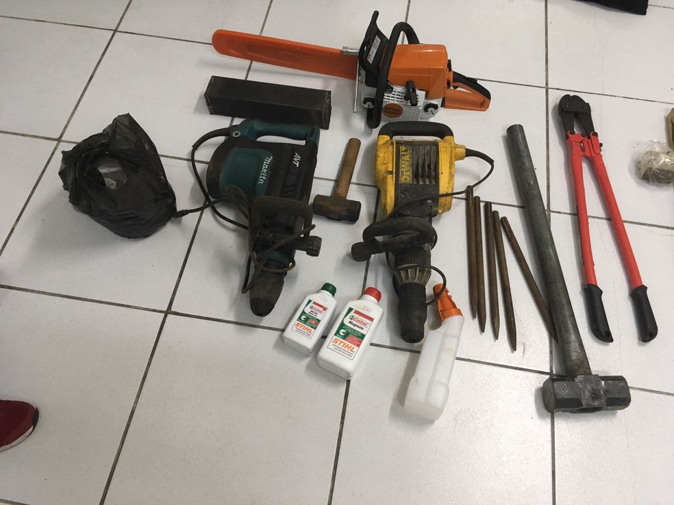 Ferramentas eram utilizadas pela quadrilha suspeita de assaltar bancos no Grande Recife (Foto: Pol&iacute;cia Civil de Pernambuco/ Ascom/ Divulga&ccedil;&atilde;o)