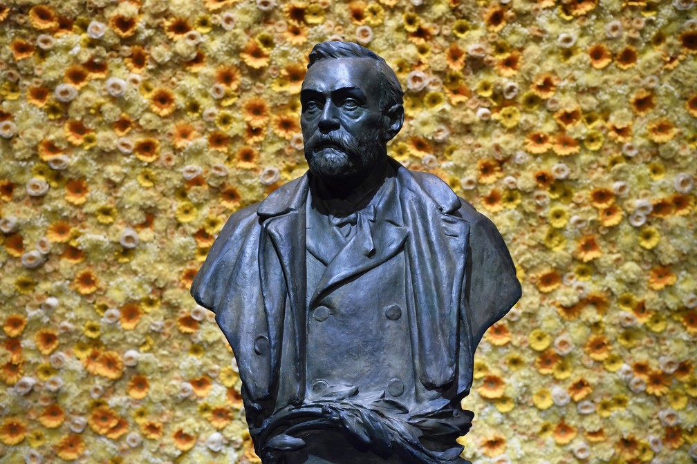 Um busto do fundador do Prêmio Nobel, Alfred Nobel, em exibição durante cerimônia de entrega da láurea em 2018, em Estocolmo. — Foto: Henrik Montgomery/Pool Photo via AP, File