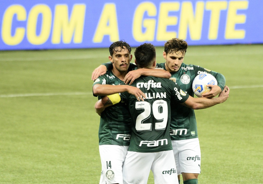 Willian comemora o gol em Palmeiras x Fortaleza — Foto: Marcos Ribolli
