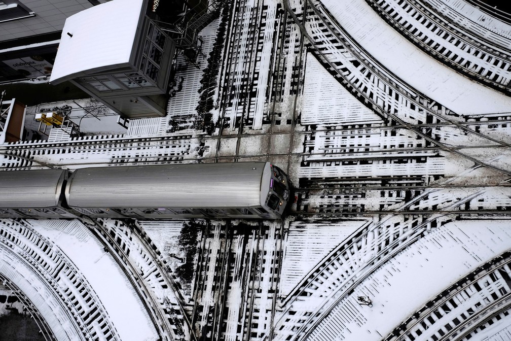 Trilhos de trem estavam cobertos de neve em Chicago, nos EUA, na segunda-feira (28) — Foto: Kiichiro Sato/AP