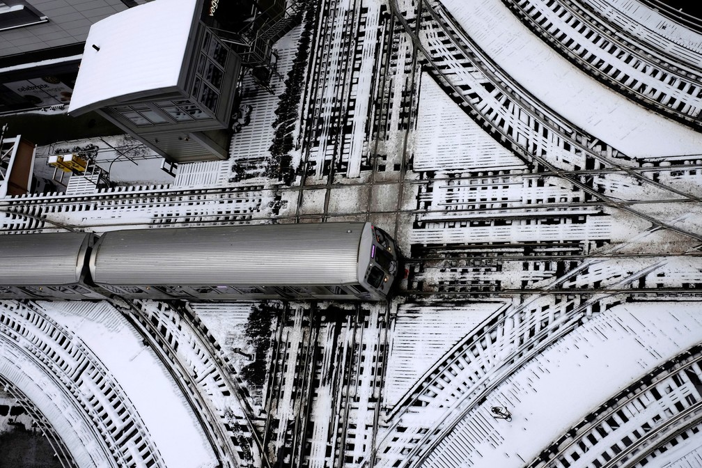 Trilhos de trem estavam cobertos de neve em Chicago, nos EUA, na segunda-feira (28)  — Foto: Kiichiro Sato/AP